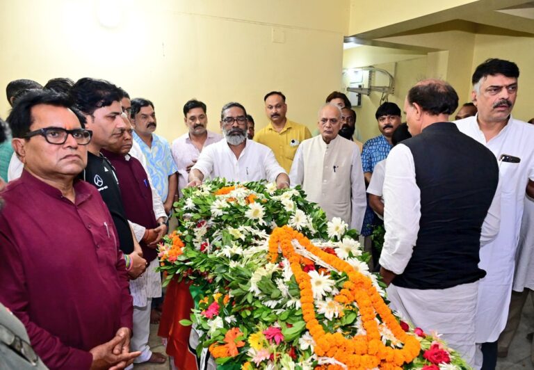 Jharkhand: वरिष्ठ कांग्रेस नेता और पूर्व मंत्री ददई दुबे का पार्थिव शरीर रांची लाया गया, CM हेमंत समेत कांग्रेस नेताओं ने श्रद्धांजलि दी