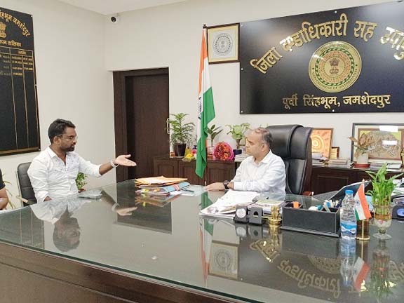 Jamshedpur: पोटका विधायक जमशेदपुर डीसी से मिले, सड़क निर्माण, करनडीह चौक पर ट्रैफिक जाम समेत अपने विधानसभा क्षेत्र की विभिन्न समस्याओं से कराया अवगत