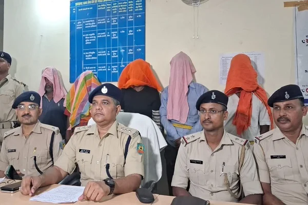 राजधानी रांची के पांच सेंधमार पकड़ाये, घरों से चोरी कर कबाड़ी में बेच देते थे माल