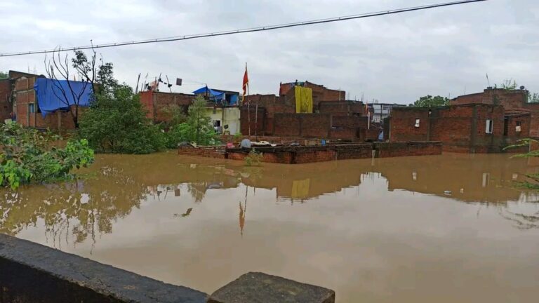JAMSHEDPUR : खरकाई उफान पर, बागबेड़ा व जुगसलाई के निचले हिस्सों में घुसा पानी, 400 परिवार प्रभावित