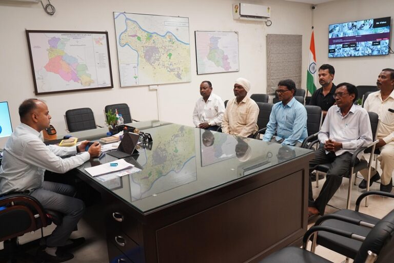 JAMSHEDPUR : डीसी ने लोगों से सीधा संवाद कर जानीं समस्याएं, आवेदनों पर समयबद्ध कार्रवाई करने का निर्देश