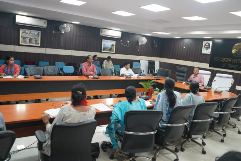 Jamshedpur: बच्चों के स्वास्थ्य माप में दिखी लापरवाही, डीसी ने 24 घंटे में सुधार करने का दिया अल्टीमेटम