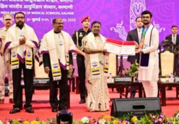 DEOGHAR AIIMS Convocation 2025 : 48 नए डॉक्टराें को मिली एमबीबीएस की डिग्री, राष्ट्रपति ने कहा – किसी के जीवन की उम्मीद बनें डॉक्टर