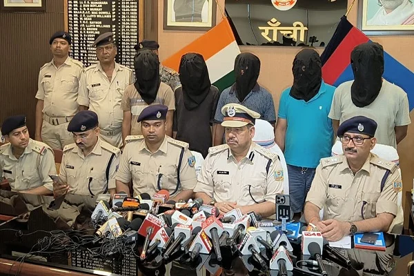 JHARKHAND : राजधानी में पांच ड्रग्स तस्कर पुलिस के हत्थे चढ़े, ब्राउन शुगर, कैश और बाइक जब्त