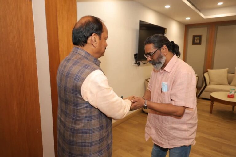 Raghubar Dash: दिल्ली में मुख्यमंत्री हेमंत सोरेन से मिले रघुवर दास, शिबू सोरेन के स्वास्थ्य की ली जानकारी