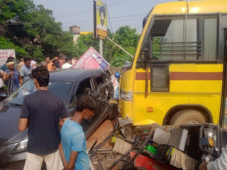 Road Accident: स्कूल बस ने बाइक को मारी टक्कर, पिता की मौत, बच्चा घायल, बस में सवार सभी विद्यार्थी बाल-बाल बचे