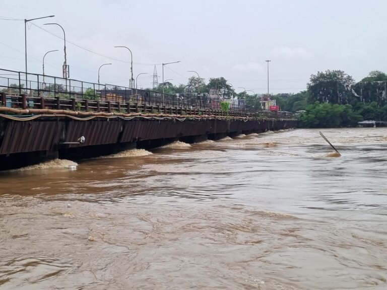 Jamshedpur Flood: जमशेदपुर में खतरे के निशान से ऊपर बह रही हैं स्वर्णरेखा और खरकई नदियां, कई इलाकों में भरा पानी, DC का निर्देश, अलर्ट पर रहें अधिकारी
