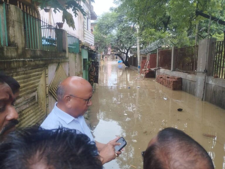 JAMSHEDPUR : विधायक सरयू राय ने जलमग्न इलाकों का किया दौरा, जलजमाव के लिए प्रशासन को ठहराया जिम्मेदार, बोले-स्लुइस गेट की वजह से घुस रहा पानी