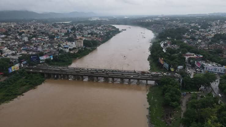 Jamshedpur: जमशेदपुर में बाढ़ से राहत, स्वर्णरेखा नदी के जलस्तर में गिरावट दर्ज, कई इलाकों से निकला पानी, खरकई नदी अब भी खतरे के निशान से ऊपर, प्रशासन अब भी सतर्क