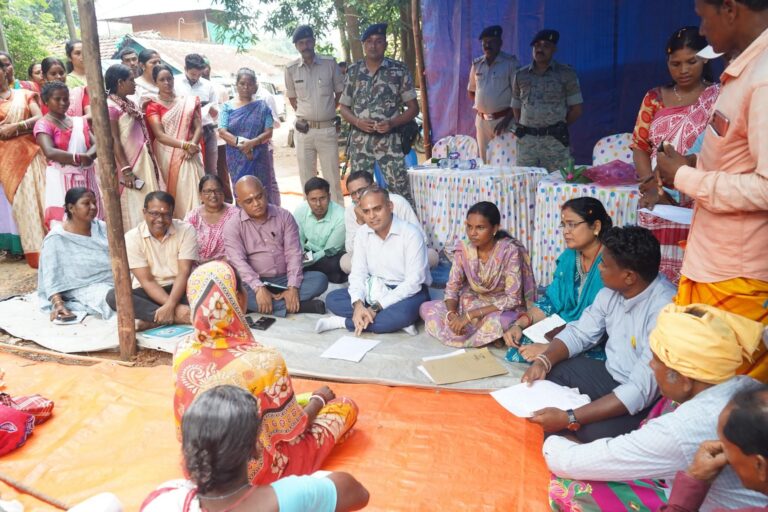 Jamshedpur: धालभूमगढ़ प्रखंड के रावताड़ा पंचायत पहुंचे डीसी, ग्रामीणों से किया सीधा संवाद, सरकारी योजनाओं की जमीनी हकीकत जानी