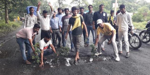 हाता पुलिया की बदहाल हालत पर फूटा गुस्सा, युवाओं ने सड़क पर उतरकर किया विरोध