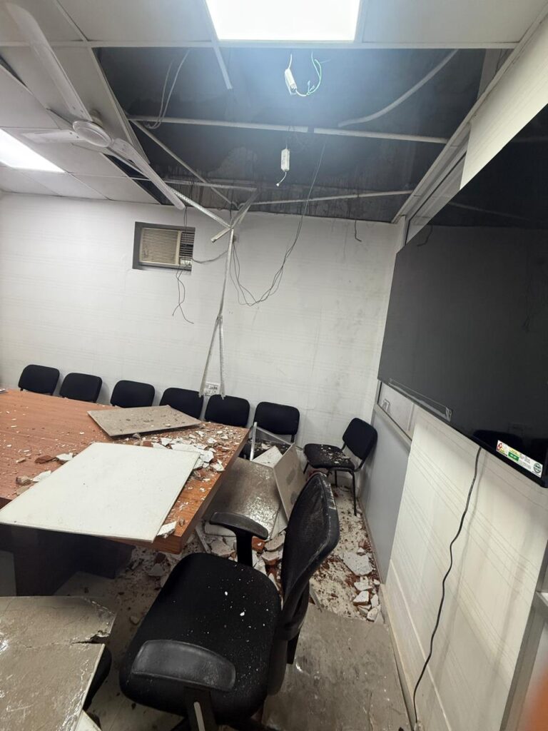 बिष्टुपुर का ‘लक्ष्मी मेंशन’ बना हादसों का अड्डा, चांसलर चैंबर और वेटिंग एरिया का छज्जा गिरा, बाल-बाल बचे लोग
