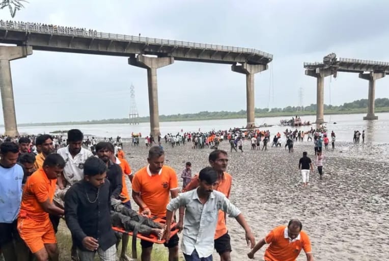 ब्रिज से गुजर रही थीं गाड़ियां, पुल अचानक बीच से टूट कर महिसागर नदी में गिरा, एक-एक कर 5 गाड़ियां गिरीं, 9 की मौत