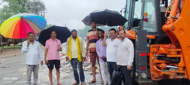 Jamshedpur News: भारी बरिश के बावजूद पोटका विधायक संजीव सरदार के सहयोग से बागबेड़ा में लगातार चौथे दिन चला साफ-सफाई अभियान