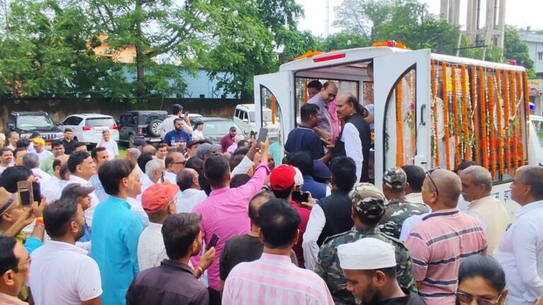 Jharkhand: पूर्व मंत्री सह पूर्व सांसद ददई दुबे की अंतिम यात्रा पहुंची पलामू से होकर गुजरी, अंतिम दर्शन के लिए उमड़ी भीड़