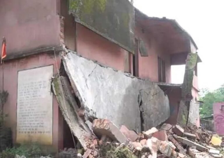 Jharkhand: राजधानी रांची में सरकारी स्कूल भवन की छत का एक हिस्सा गिरा, मलबे में दबकर एक व्यक्ति की मौत, तीन अन्य घायल