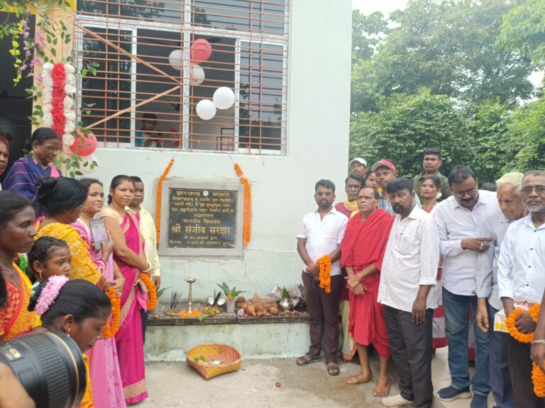 Jamshedpur News:माँ रांकिणी मंदिर परिसर में 2.5 करोड़ की लागत से बने धूमकुड़िया भवन का पोटका विधायक संजीव सरदार ने किया लोकार्पण