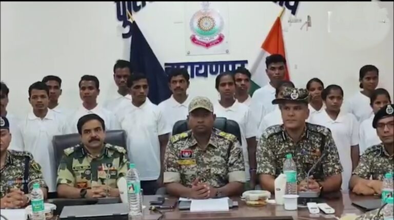 Naxal Surrender: 22 नक्सलियों ने सुरक्षाबलों के समक्ष किया आत्मसमर्पण, 37.50 लाख रुपये का था इनाम