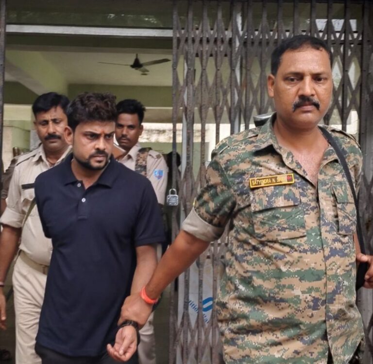 ACB की जमशेदपुर टीम ने चांडिल अंचल कार्यालय में दी दबिश, राजस्व कर्मचारी 10 हजार रुपये घूस लेते गिरफ्तार, लोगों से की अपील, रिश्वत मांगे जाने की सूचना जरूर दें