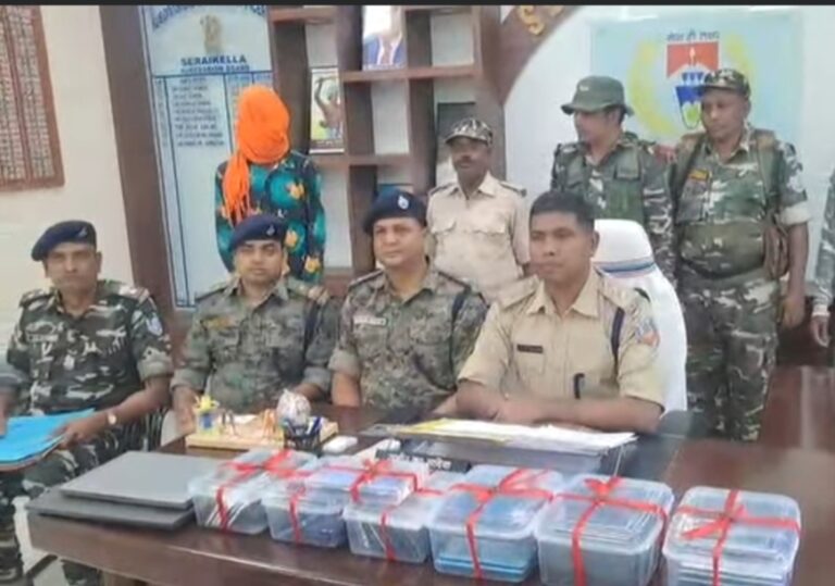 Saraikela: सरायकेला पुलिस ने चोरी के आरोपी युवक को गिरफ्तार किया, 10 लाख रुपये कीमत के 62 मोबाइल फोन बरामद