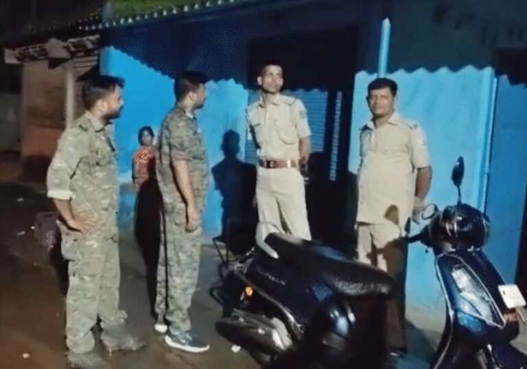 Saraikela Kapali: कपाली बस्ती में पूजा स्थल की जमीन को लेकर विवाद, जमकर हुई पत्थरबाजी, तोड़फोड़, हंगामे में शामिल लोगों की हो रही पहचान