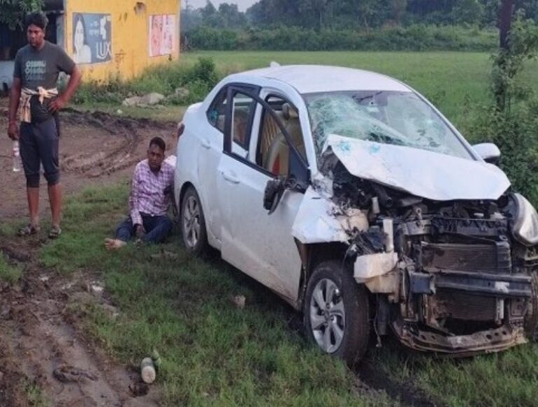 Road Accident: टाटा-पुरुलिया मार्ग पर कार की ट्रक से भीषण टक्कर, चालक की मौत, तीन लोग गंभीर, सभी जा थे रहे बाबाधाम