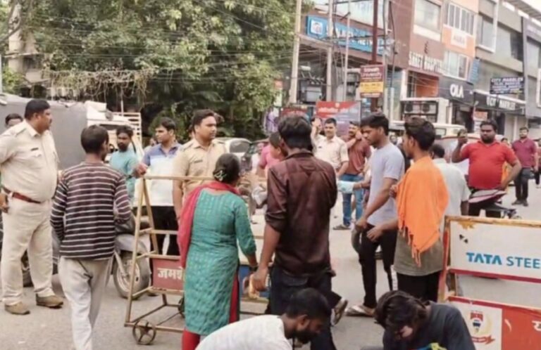 Jamshedpur: मंदिर सजाने की बात कहकर घर से निकला था युवक, संदिग्ध परिस्थिति में एक घर की छत पर मिला शव, लोगों ने सड़क जाम कर किया विरोध प्रदर्शन