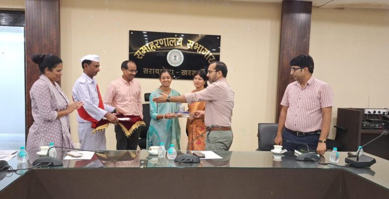Saraikela : सरायकेला में DC ने JPSC में सफल युवाओं का दी शुभकामनाएं, कहा -सकारात्मक सोच अपनाये