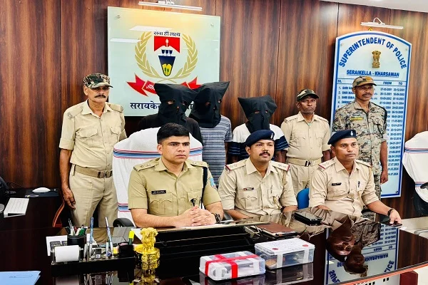 सरायकेला-खरसावां : राजनगर में लूट की कोशिश नाकाम, हथियार के साथ तीन गिरफ्तार