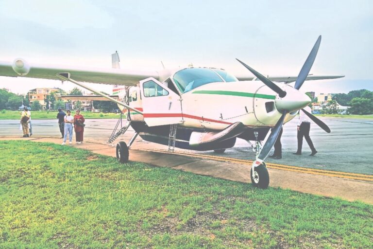 Jamshedpur: सोनारी एयरपोर्ट पर विमान के रनवे से उतरने के मामले में एयरलाइन कंपनी ‘इंडियावन एयर’ बोली- आयी थी ‘मामूली तकनीकी समस्या’, अब फ्लाइट की सेवा समान्य है