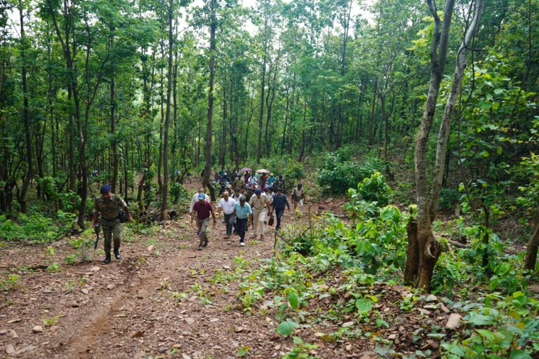 Jamshedpur News : उपायुक्त कर्ण सत्यार्थी ने गुड़ाबांदा के दुर्गम कोलाबाड़िया टोला में ग्रामीणों से सीधा संवाद किया, विकास का भरोसा दिलाया