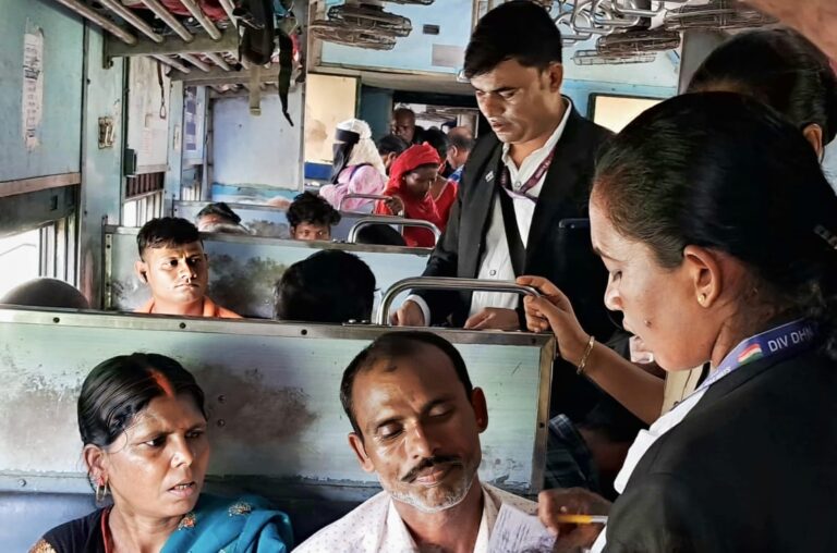 East Central Railway :धनबाद मंडल में बड़ा टिकट चेकिंग अभियान, 75 यात्री पकड़े गए, ₹26,152 जुर्माना वसूला