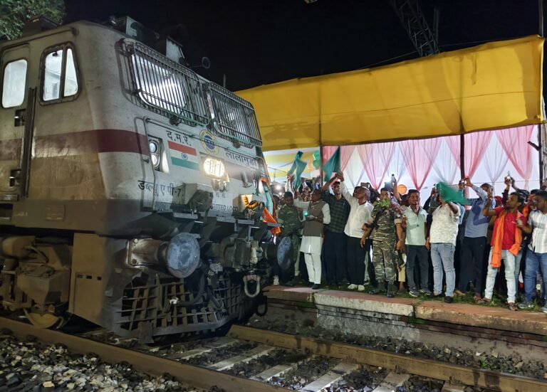 चिचाकी स्टेशन पर हटिया-इस्लामपुर एक्सप्रेस के ठहराव का शुभारंभ, हरी झंडी दिखाकर रवाना
