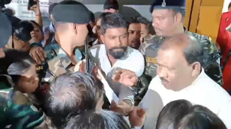 Jamshedpur News : शिक्षा मंत्री का छात्रों ने किया घेराव, इंटर कॉलेज में पढ़ाई जारी रखने की उठाई मांग
