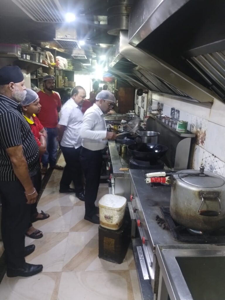 Jamshedpur News :खाद्य सुरक्षा को लेकर खालसा होटल में चला औचक निरीक्षण अभियान, नमूने संग्रहित, स्वच्छता पर दिए गए निर्देश