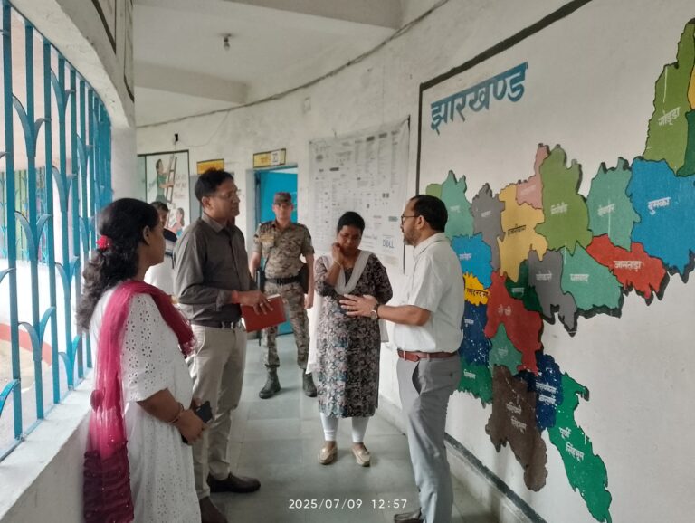 Saraikela Kharsawan News :उपायुक्त ने किया कस्तूरबा विद्यालयों का औचक निरीक्षण, दिए शिक्षण सुधार के निर्देश