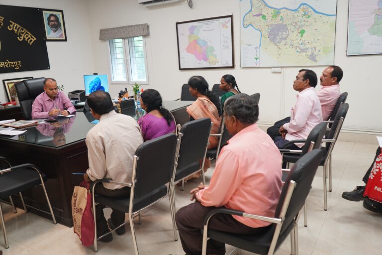 Jamshedpur News :जन शिकायत निवारण दिवस में उपायुक्त ने सुनीं जनता की समस्याएं, कई मामलों का त्वरित निस्तारण