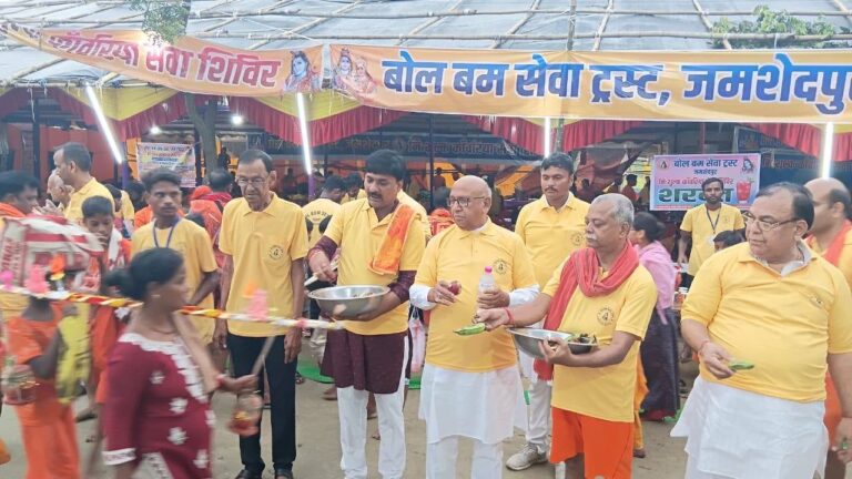 तारापुर में कांवड़ियों की सेवा में जुटे विधायक सरयू राय, अपने हाथों से कराया भोजन