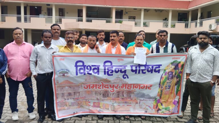 JAMSHEDPUR NEWS :दलमा शिव मंदिर में प्रवेश शुल्क पर विवाद गहराया, विश्व हिंदू परिषद ने जताया कड़ा विरोध