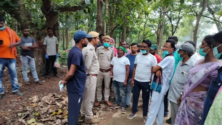 JAMSHEDPUR NEWS :मुख्तेश्वर धाम हरिणा में चला स्वच्छता अभियान, विधायक संजीव सरदार ने ग्रामीणों के साथ खुद लगाया झाड़ू