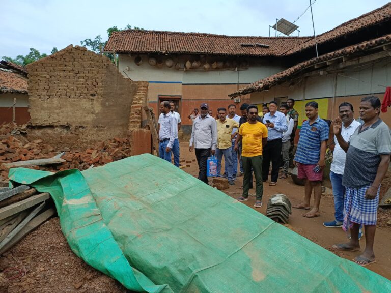 JAMSHEDPUR NEWS:भारी बारिश से मासूम की मौत पर पोटका विधायक संजीव सरदार पहुंचे पीड़ित परिवार के पास, आर्थिक सहायता की