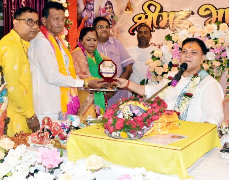 JAMSHEDPUR NEWS :मयंक महाराज ने भागवत कथा में सुनाई श्रीकृष्ण की बाल लीलाएं, गोवर्धन पूजा और छप्पन भोग की महिमा