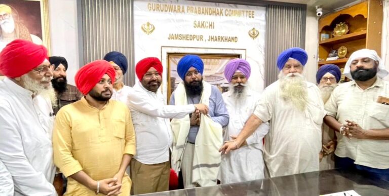 JAMSHEDPUR NEWS :साकची गुरुद्वारा में जेपीएससी टॉपर भूपिंदर सिंह का सम्मान