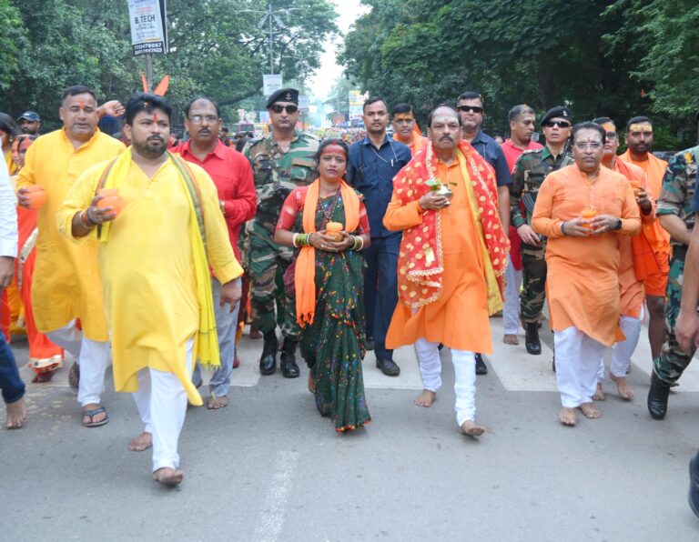 JAMSHEDPUR :गंगाजल लेकर शिवालय पहुंचे रघुवर दास, झारखंडवासियों के लिए मांगी सुख-समृद्धि”