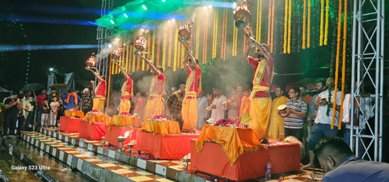 JAMSHEDPUR: सूर्य मंदिर छठ घाट पर गंगा घाट जैसी भव्य महाआरती, श्रद्धालु हुए मंत्रमुग्ध