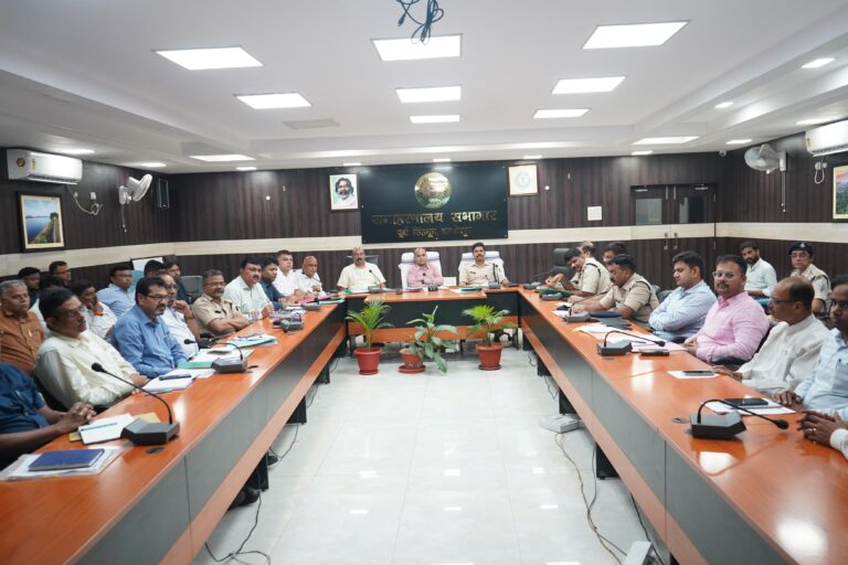JAMSHEDPUR NEWS : सड़क सुरक्षा बैठक, हेलमेट न पहनने से गई 8 जानें, 366 लाइसेंस सस्पेंड