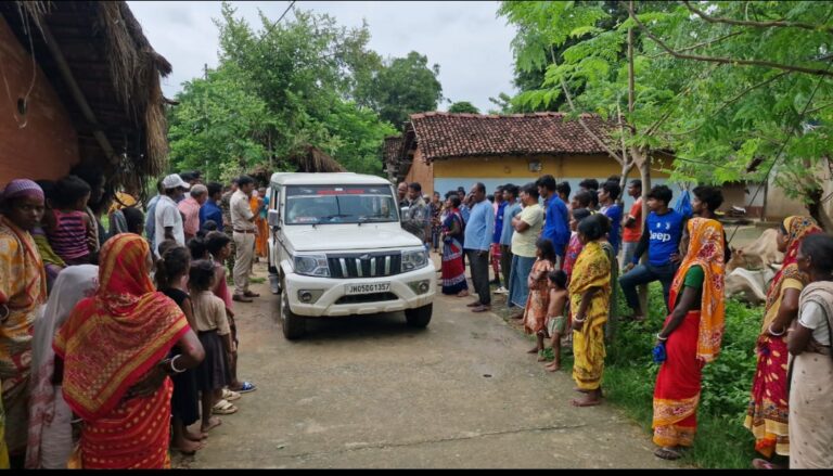 Jamshedpur: लगातार हो रही बारिश के कारण कोवाली के मुकन्दासाईं गांव में घर की मिट्टी की दीवार गिरी, दबकर पांच साल की बच्ची की मौत, मां गंभीर रूप से घायल