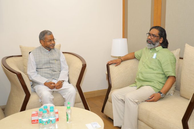 दिल्ली में CM हेमंत सोरेन से मिले नेता प्रतिपक्ष बाबूलाल मरांडी, जाना शिबू सोरेन का कुशलक्षेम