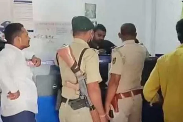 BIHAR : दिनदहाड़े बैंक से 1.22 लाख की लूट, ग्राहक बनकर घुसे थे भीतर