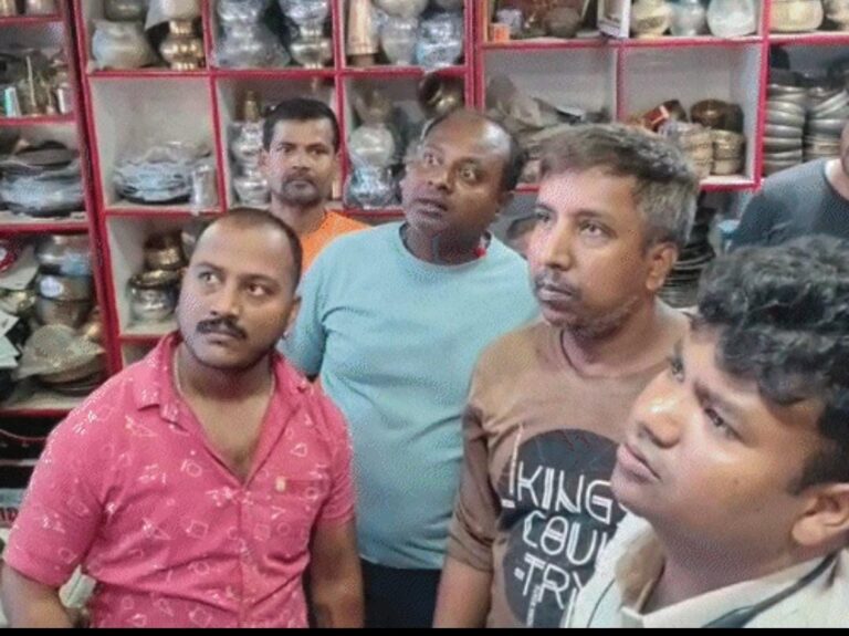 Chakardharpur: चक्रधरपुर के गुदड़ी बाजार में आभूषण दुकान में चोरी, महिला ने दुकान में घुसकर चुराये जेवरात
